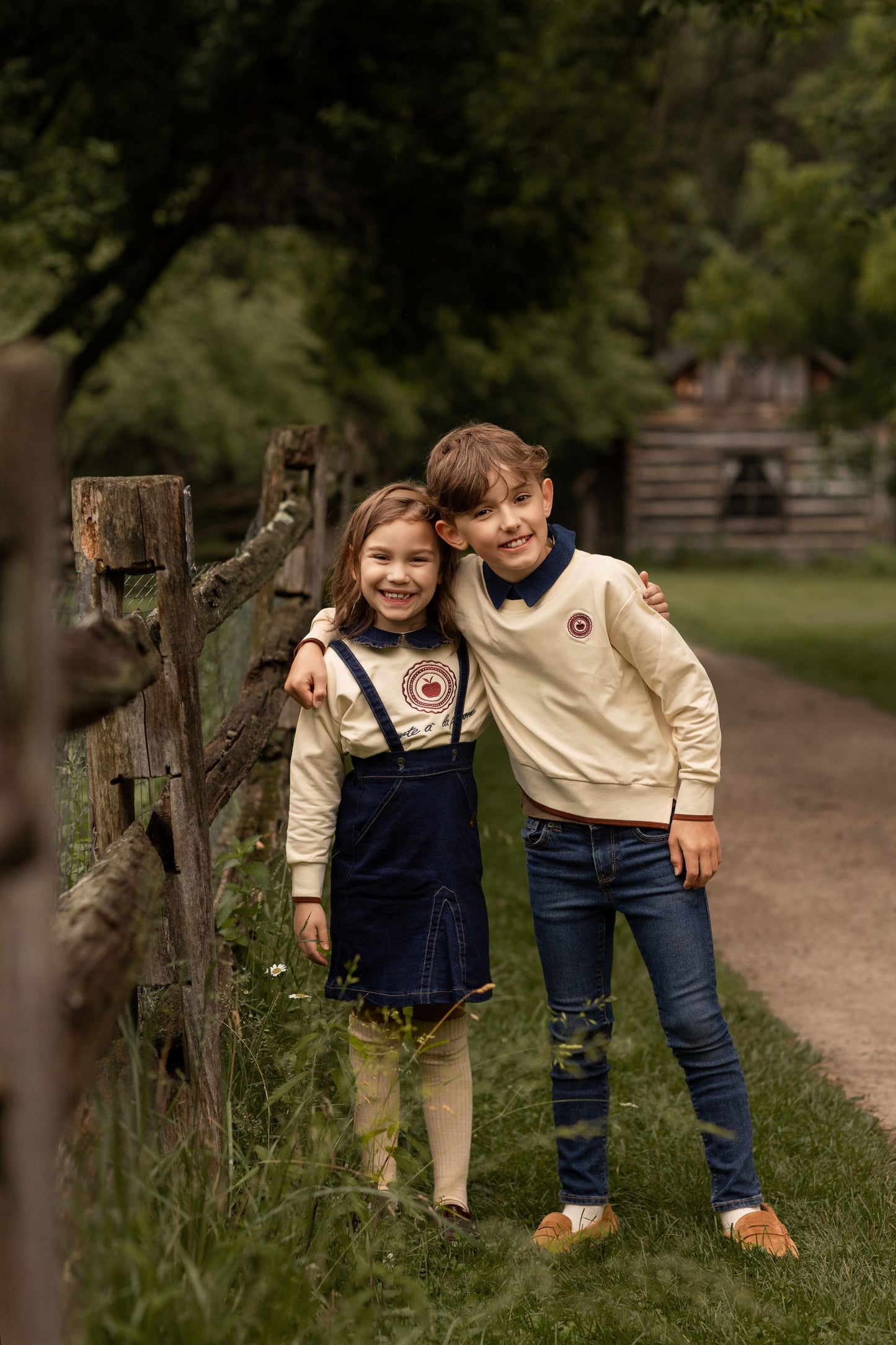 BIRNHAM ON THE SEA ECRU/DENIM COLLAR SWEATSHIRT