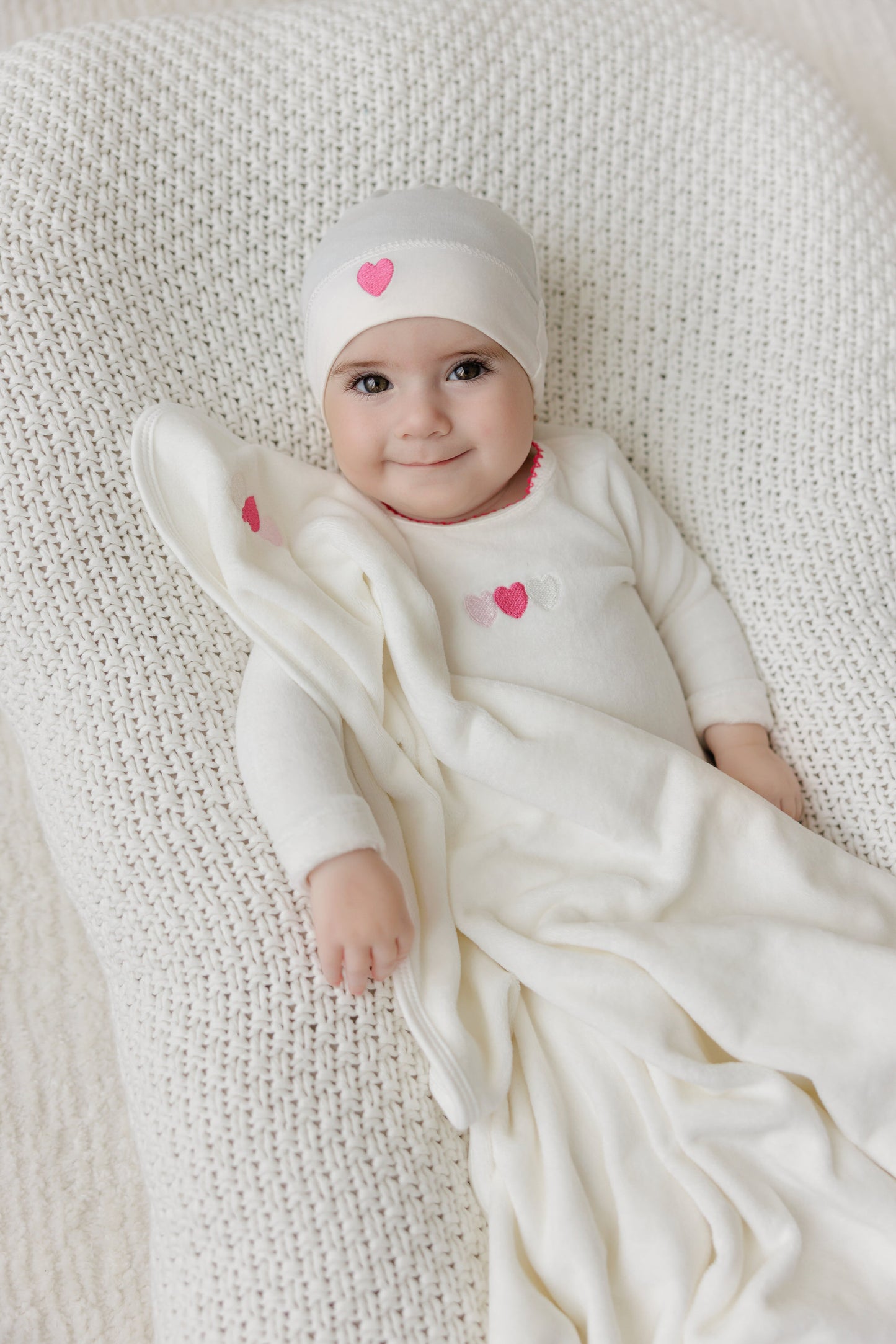 BUBANI BABY WHITE VELOUR HEART FOOTIE + BEANIE