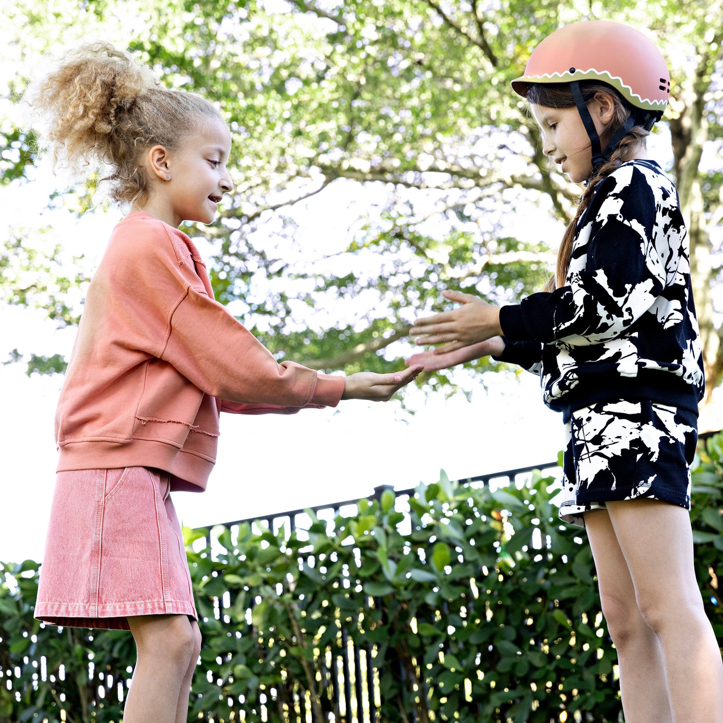 ROOIE AND FRIENDS BLACK/WHITE DESIGN SHORTS