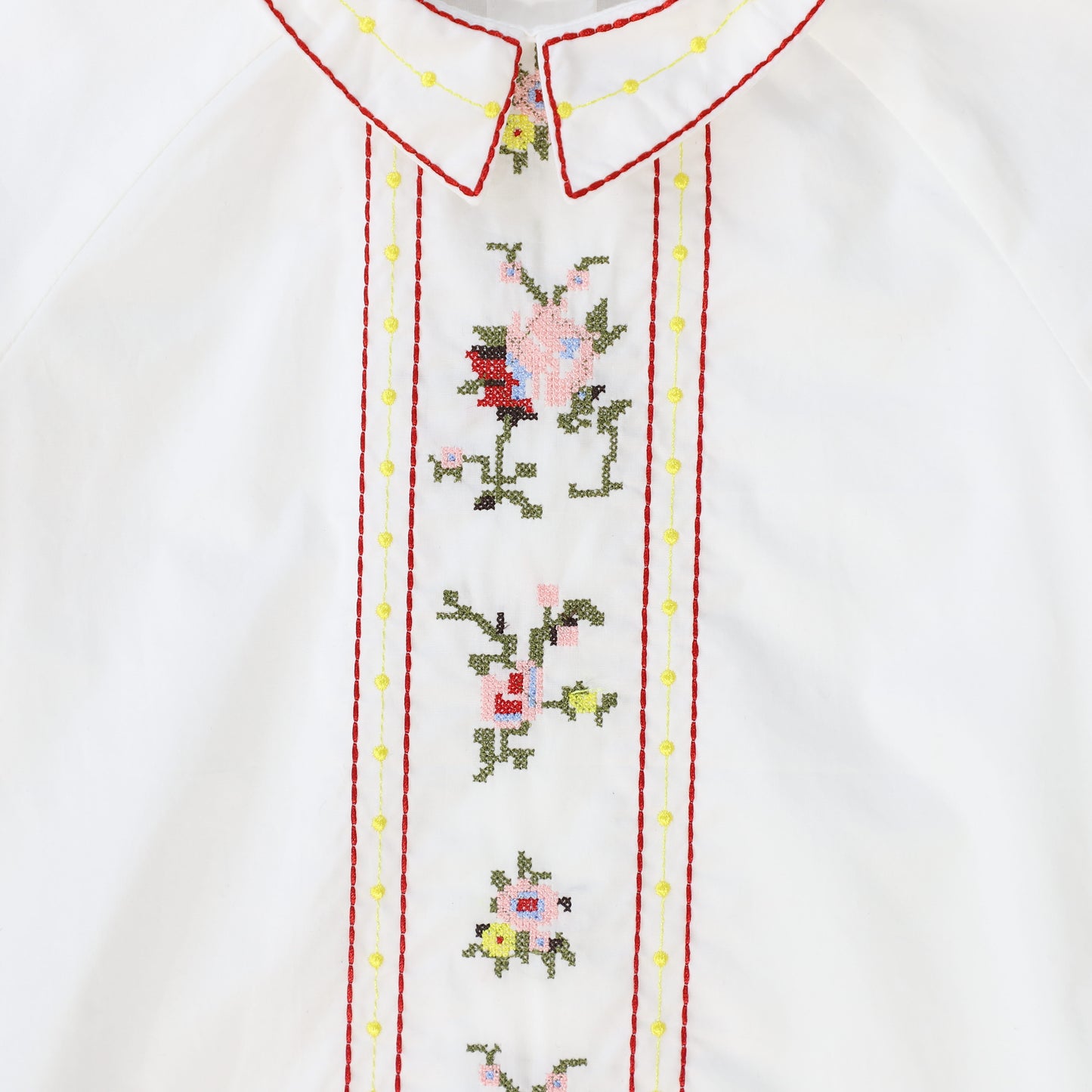 BAMBOO WHITE EMBROIDERED FLOWER BLOUSE