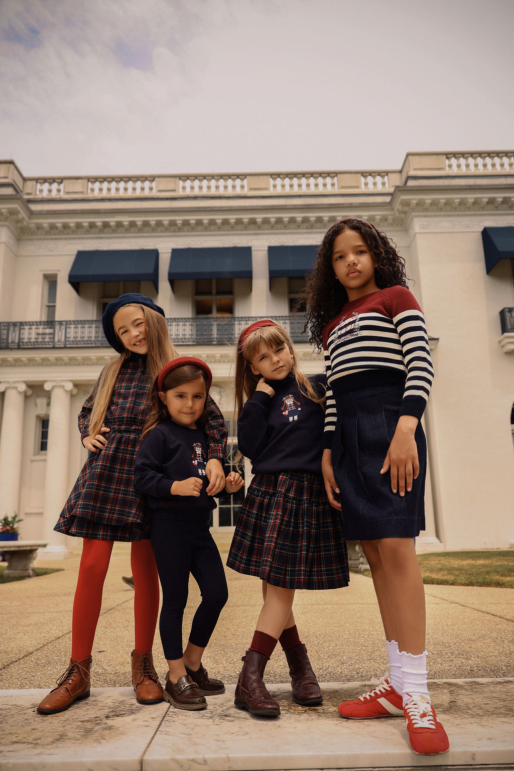 BAMBOO NAVY DOLL EMBROIDERED SWEATSHIRT