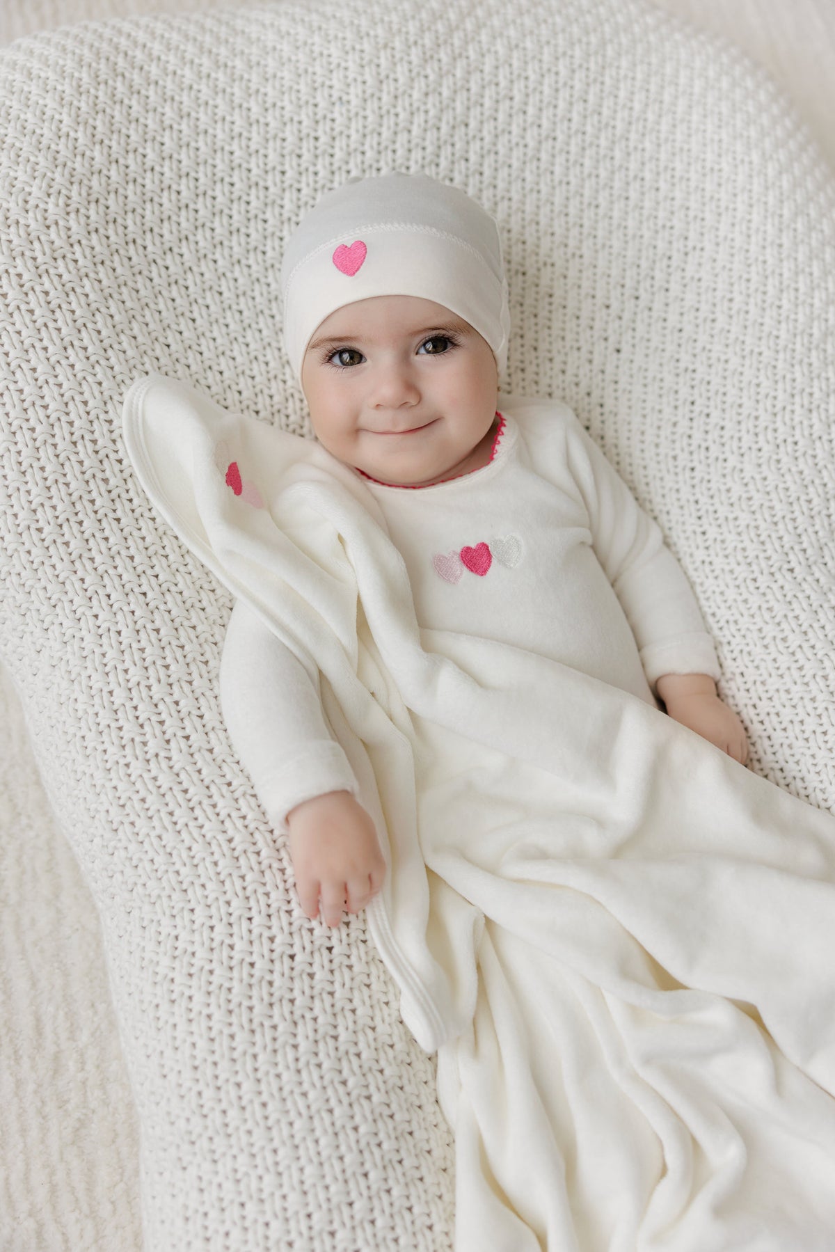 BUBANI BABY WHITE VELOUR HEART FOOTIE + BEANIE