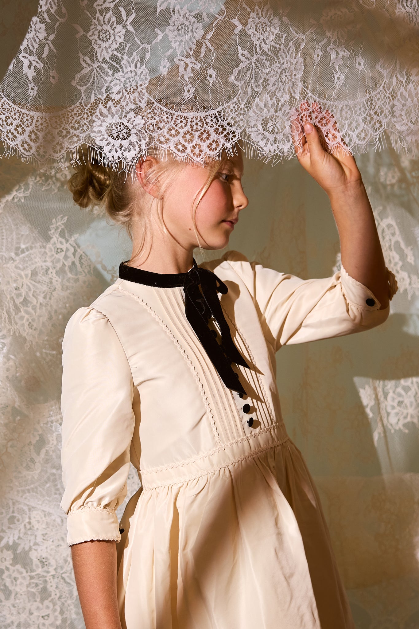 FRANCESCA GUILIANO CREAM/BLACK TAFFETA VELVET RIBBON GOWN