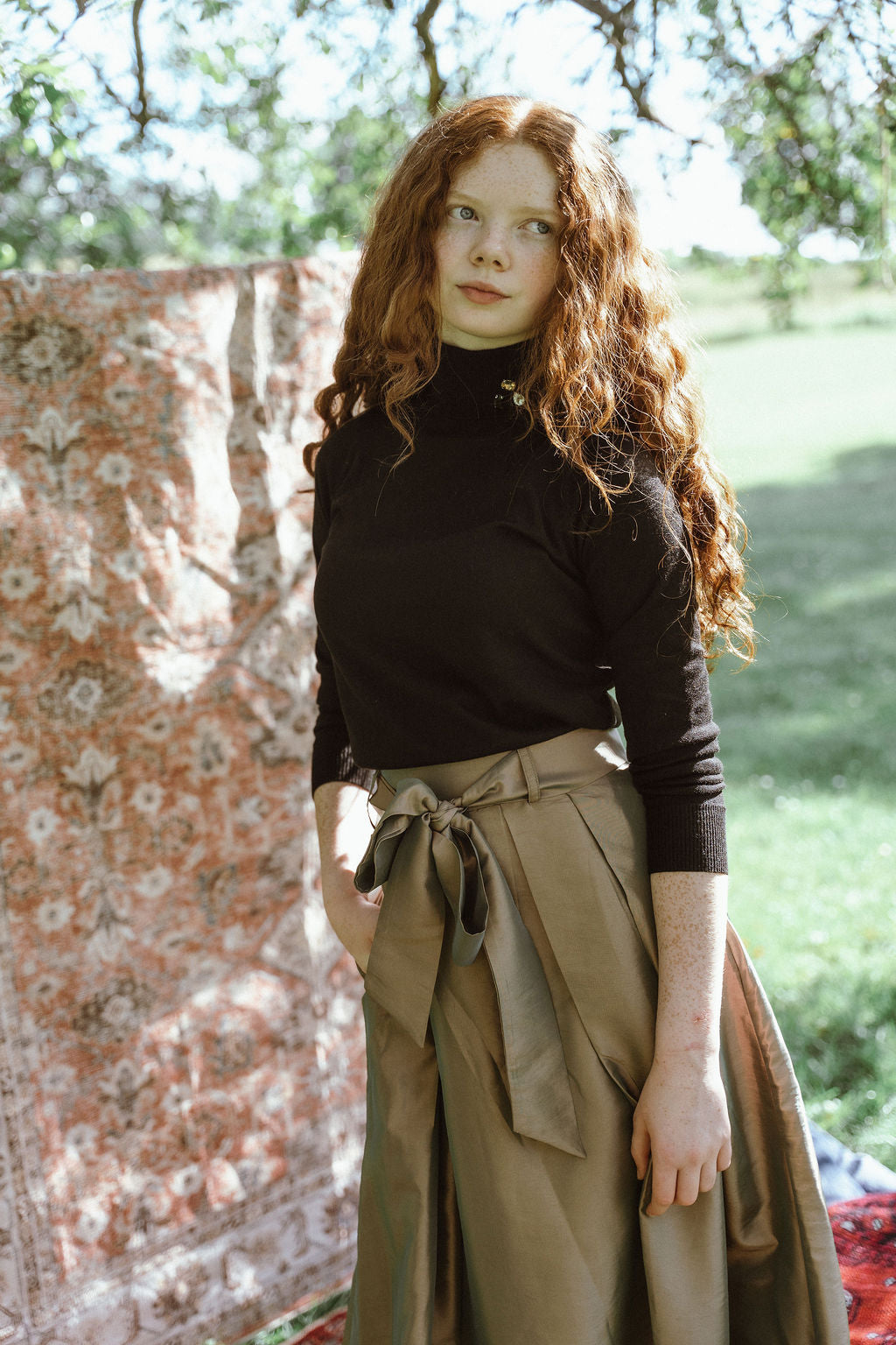 GEM BLACK BROOCH DETAIL TURTLENECK SWEATER