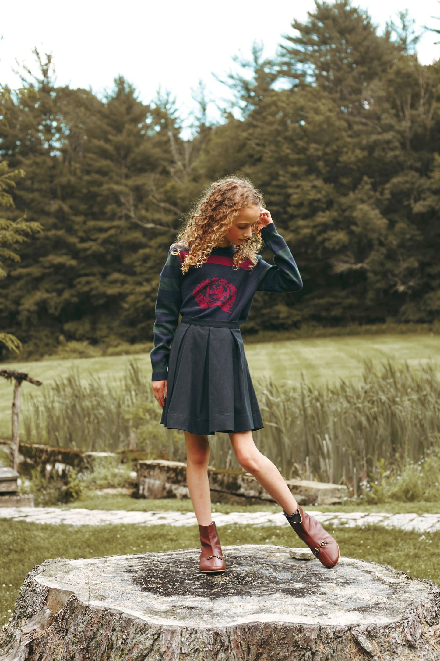 BAMBOO NAVY/RED STRIPE CENTER CREST SWEATER