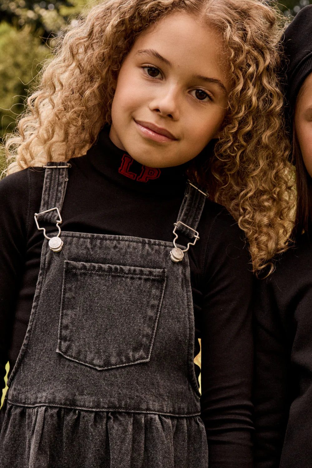 LITTLE PARNI BLACK LOGO MOCKNECK
